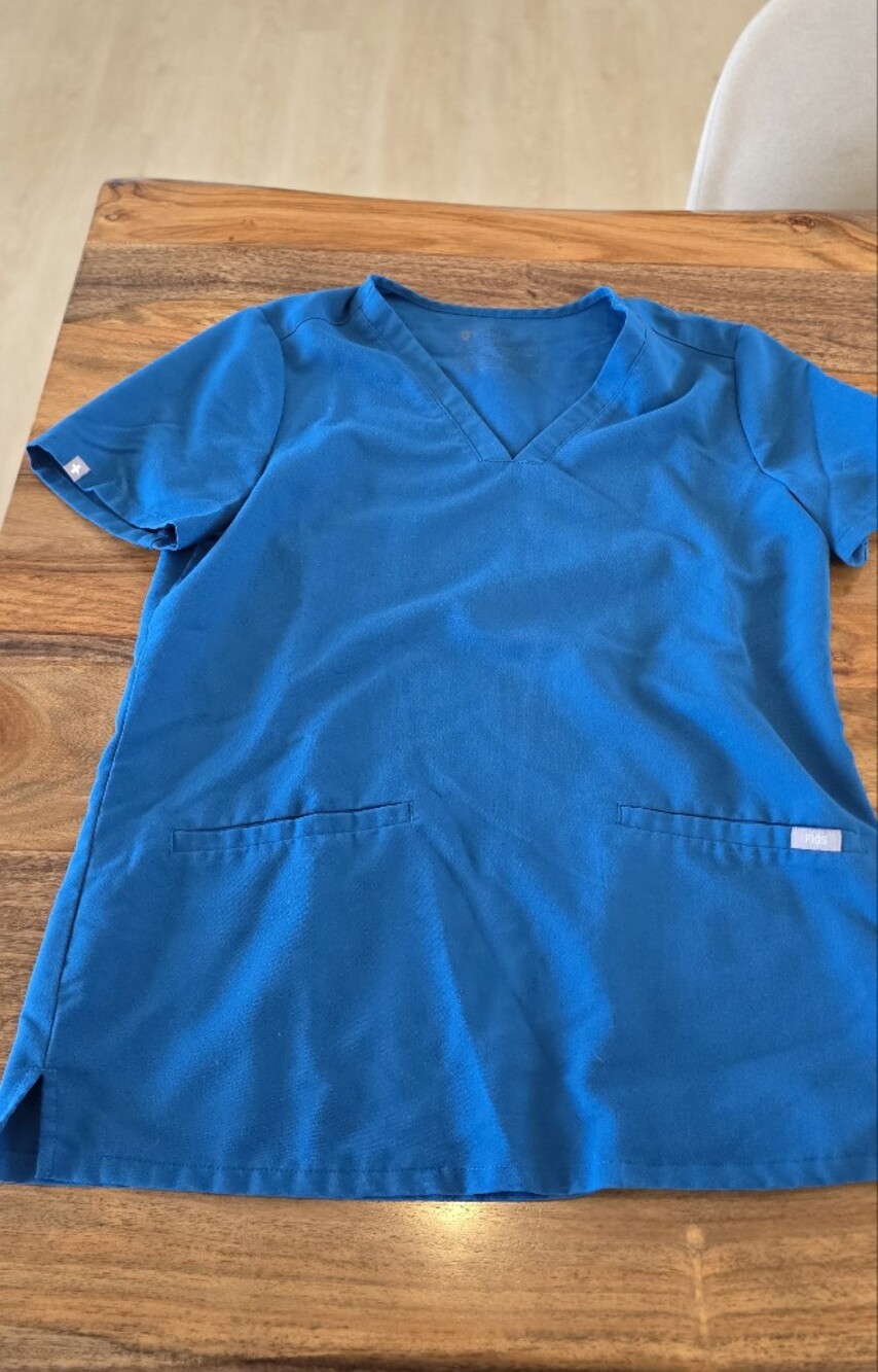 Women’s FIGS Catarina One-Pocket Scrub Top in Teal (Size Small)